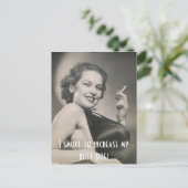 Carte Postale Je fume pour augmenter ma taille de buste ! (Debout devant)