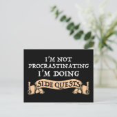 Carte Postale Je ne fais pas de procrastination - Je fais des qu (Debout devant)