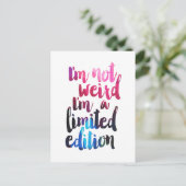 Carte Postale Je ne suis pas bizarre Im édition limitée citation (Debout devant)
