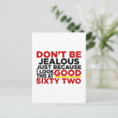 Carte Postale Je suis beau à 62 ans, modèles d'anniversaire (Debout devant)