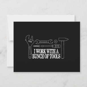 Carte Postale Je travaille avec un tas d'outils - Funny Construc