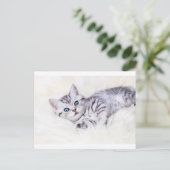 Carte Postale Jeune chat tacheté en argent tabby allongé sur pea (Debout devant)