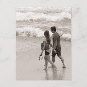 Carte Postale Jeune couple marchant sur la plage