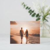 Carte Postale Jeune couple marchant sur la plage au coucher du s (Debout devant)