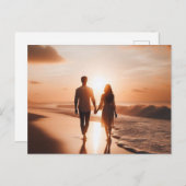 Carte Postale Jeune couple marchant sur la plage au coucher du s (Devant / Derrière)