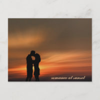 Jeune couple romantique au coucher du soleil, cart