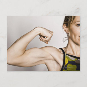 Carte Postale Jeune femme blonde flexion du muscle bicep pendant