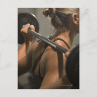 Jeune femme faisant de l'exercice avec cloche, vue