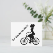 Carte Postale Jeune femme sur le vélo, noir et blanc (Debout devant)