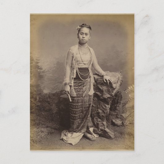 Carte Postale Jeune fille birmane, vers 1875 (Devant)