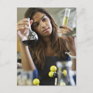 Carte Postale Jeune fille de la course mixte en cours de science