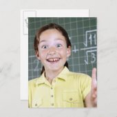 Carte Postale jeune fille devant le tableau noir ayant l'idée (Devant / Derrière)