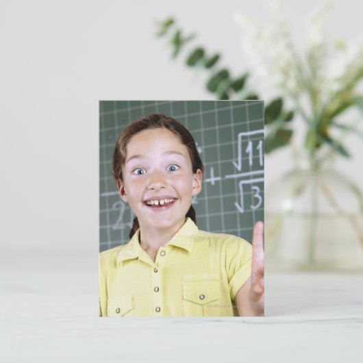 Carte Postale jeune fille devant le tableau noir ayant l'idée (Debout devant)
