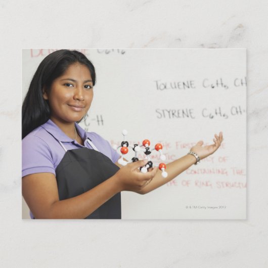 Carte Postale Jeune fille hispanique en cours de science (Devant)
