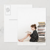 Carte Postale Jeune fille lisant bande dessinée par pile (Devant / Derrière)