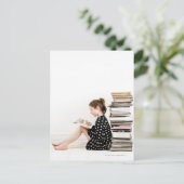 Carte Postale Jeune fille lisant bande dessinée par pile (Debout devant)