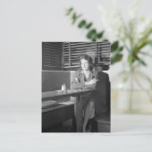 Carte Postale Jeune fille solitaire dans un bar, 1943 (Debout devant)