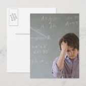 Carte Postale Jeune garçon devant le tableau avec maths (Devant / Derrière)