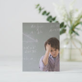 Carte Postale Jeune garçon devant le tableau avec maths (Debout devant)