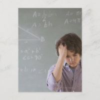 Jeune garçon devant le tableau avec maths