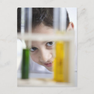 Carte Postale Jeune garçon en cours de chimie, recherche