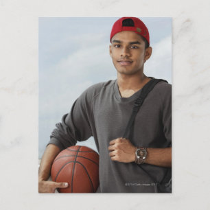 Carte Postale jeune homme avec casquette rouge tenant la balle d