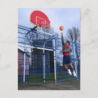 Jeune homme jouant au basket-ball à l'extérieur