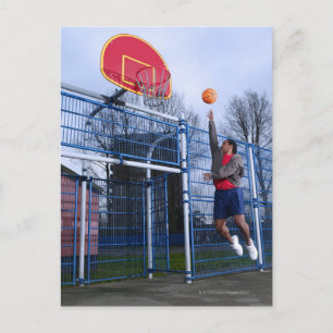 Carte Postale Jeune homme jouant au basket-ball à l'extérieur
