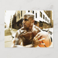 Jeune homme tenant un ballon de basket