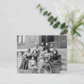 Carte Postale Jeunes dames chez Fisk, 1890s (Debout devant)