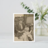 CARTE POSTALE JFK (Debout devant)