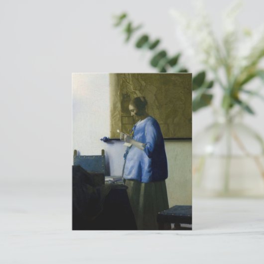 Carte Postale Johannes Vermeer - Une femme en bleu lisant une le (Debout devant)