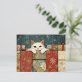 Carte Postale Joli Chat Blanc Se Penchant sur des Cadeaux de Noë (Debout devant)