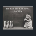 Carte Postale Joli Chat Drôle d'Anniversaire Bowling Rétro<br><div class="desc">Tout amateur de chats appréciera recevoir cette carte postale d'anniversaire de bowling rétro et drôle ! Ajoutez le nom du destinataire si vous le souhaitez ou effacez-le. Conservez le message « Go Wild » ou créez votre propre message ou effacez le texte.</div>