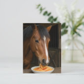 Carte Postale joli cheval bai mangeant des spaghetti (Debout devant)