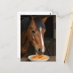 Carte Postale joli cheval bai mangeant des spaghetti