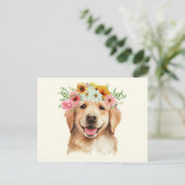 Carte Postale Joli chien Retriever doré avec des fleurs  (Debout devant)
