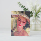 Carte Postale jolie dame, grand chapeau (Debout devant)