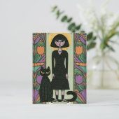 Carte Postale Jolie femme avec son chat noir à longue queue (Debout devant)