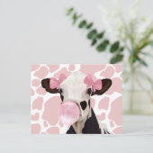 Carte Postale Jolie fille Bubblegum rose soufflant vache (Debout devant)