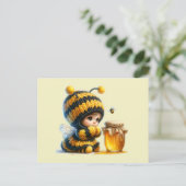 Carte Postale Jolie Fille en Costume d'Abeille avec du Miel (Debout devant)