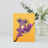 Carte Postale Jolie grenouille violette avec des lunettes sur un (Debout devant)