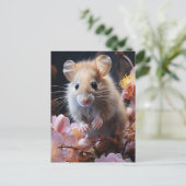 Carte Postale Jolie petite souris brune dans les fleurs roses (Debout devant)