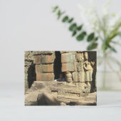 Carte Postale Jouer dans les ruines ... Ta Prohm, Cambodge (Debout devant)