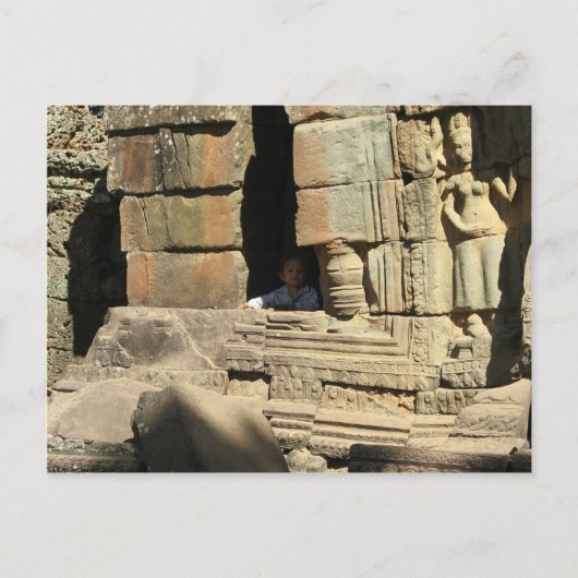 Carte Postale Jouer dans les ruines ... Ta Prohm, Cambodge (Devant)