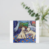 Carte Postale Joues au lit avec ours en peluche (Debout devant)