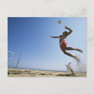 Carte Postale Joueur de beach volley masculin qui saute jusqu'à