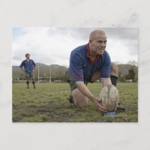 Carte Postale Joueur de rugby positionnement balle sur terrain d