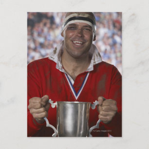 Carte Postale Joueur de rugby tenant coupe trophée, portrait