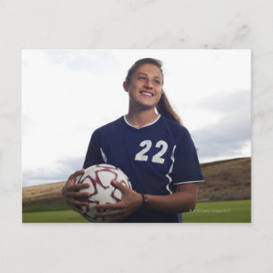 Carte Postale joueuse de football adolescente tenant un ballon d